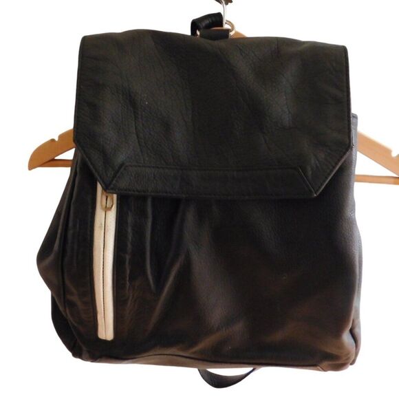 VTG Rian Convertible Sling Backpack Black Pebbled Leather Medium Handbag - Picture 1 of 11